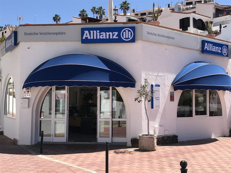 Fachada de nuestra oficina en San Eugenio Alto, Adeje, con el rótulo de Allianz